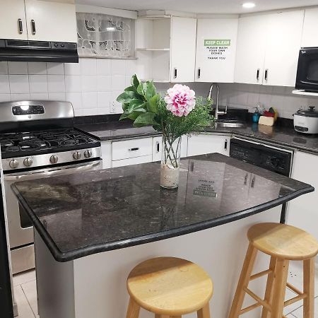 Tidy Private Rooms With Full Kitchen Toronto Luaran gambar